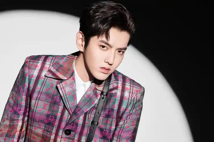 吴亦凡新闻210115吴亦凡演绎路易威登2021春夏男装系列和他一起走进