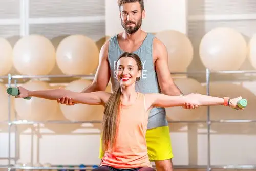 哑铃健身的男女