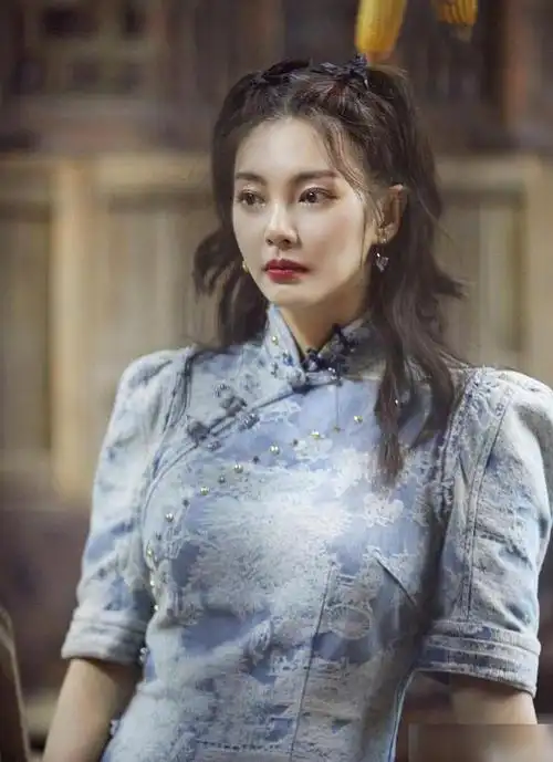 张雨绮穿旗袍秀"小蛮腰",腹部看不出赘肉,网友:身材管理绝了