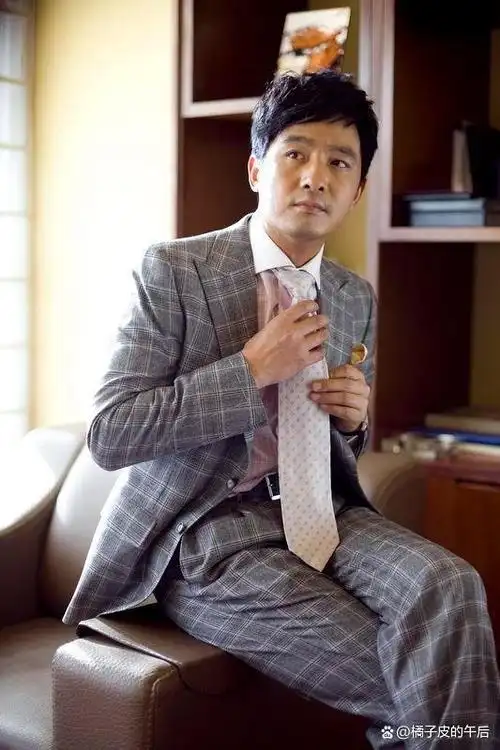 没想到如此"绅士"的郭晓东演员,是如此艰难的从一个农村娃娃考进了