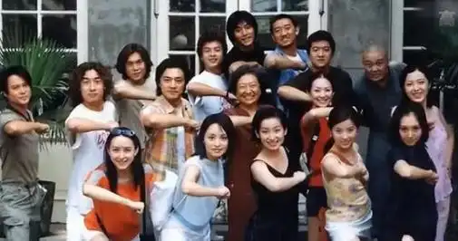 她的同班同学包括了梅婷,袁泉,秦海璐,曾黎和刘烨等明星.