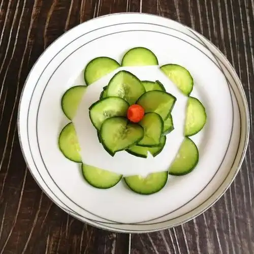 第7步,中间放上一点胡萝卜做花芯,一朵美丽的黄瓜花盛开啦