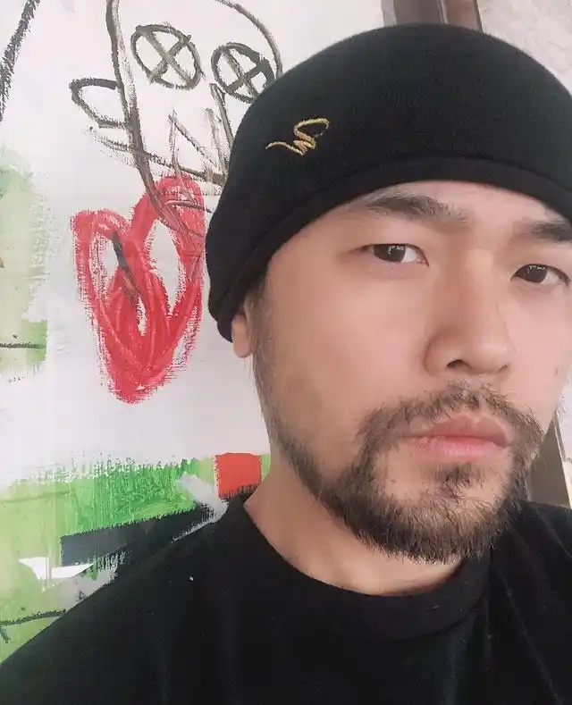 周杰伦借刘畊宏手臂秀肌肉蓄络腮胡子表情傲娇被调侃是幼稚鬼