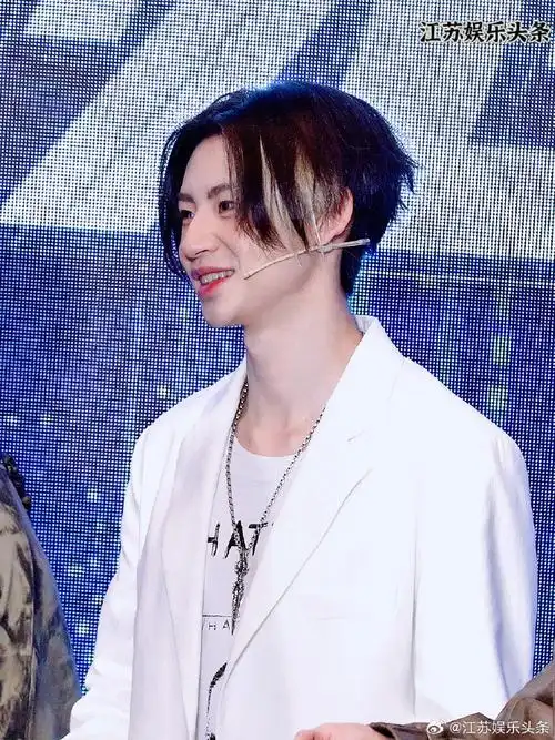 乖巧和腼腆戳图来看帅气的小鬼吧#周深南京##刘宇宁南京##王琳凯南京