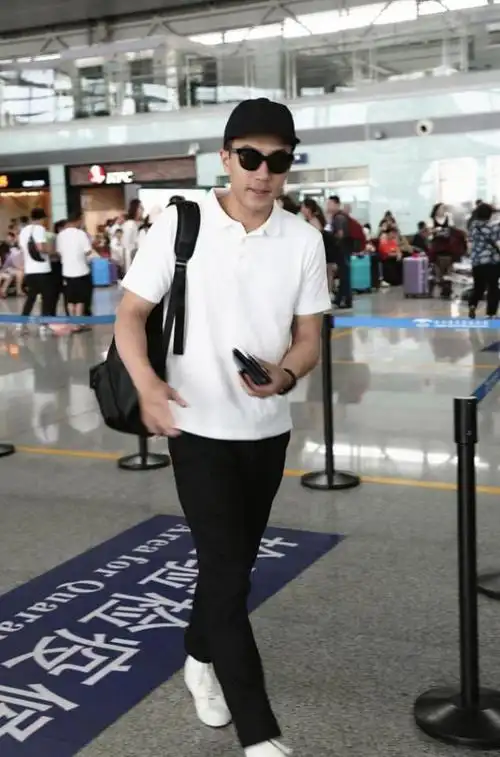 刘恺威猛男块头没维持住,身材发福穿灰色t恤,帅哥风采都淡了