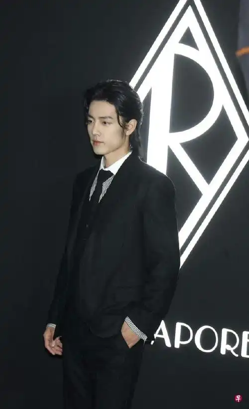 细品高清图才发现是条纹衬衫,好带劲#肖战黑西装十五宫格##肖战拉夫