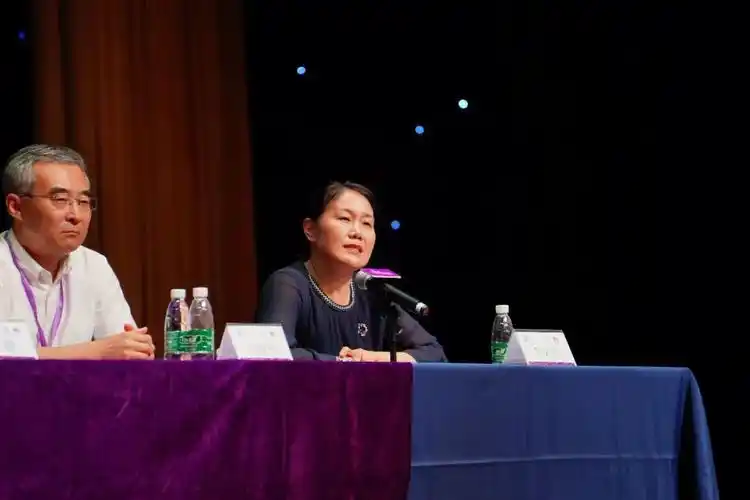 辛颖颁发了创校校长纪念牌李文平个人介绍李文平,清华附中国际部执行