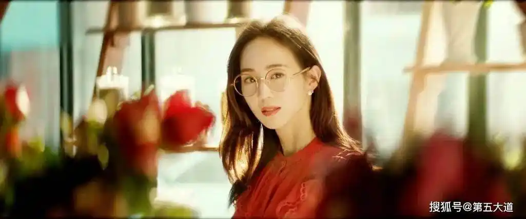 《唐探2》超出预期,躲过美艳的张钧甯,却被44岁女四号惊艳了