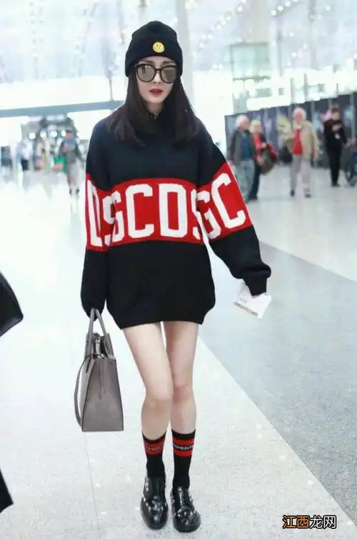 杨幂这一件宽松的灰色毛衣就非常时髦 , 配上腰带收缩腰围也不会显胖