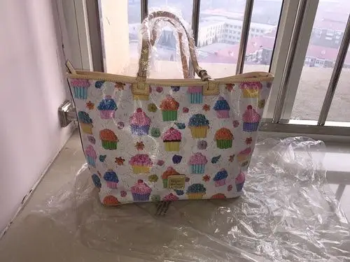 出一个九折新美国dooney & bourke 女式 cupcake 包