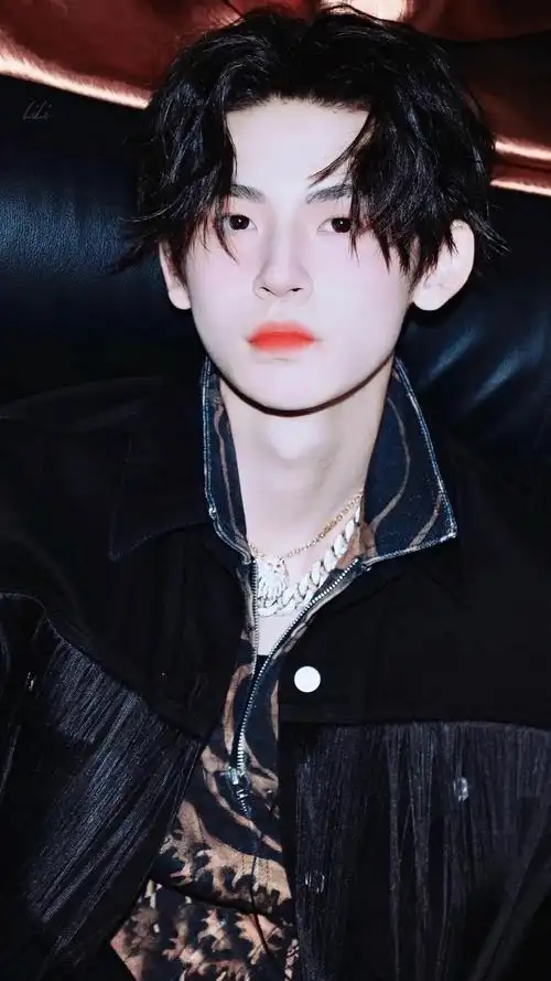 2022最新小鬼王琳凯壁纸高清图片 时尚帅气个性写真锁屏_明星手机壁纸