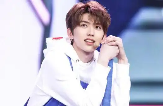 焉栩嘉蔡徐坤长得有点像(明星搞笑趣事焉栩嘉亲鱼)(6)