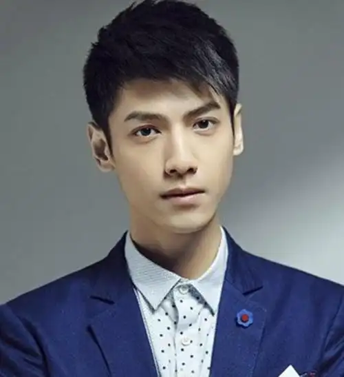 清爽的短碎发搭配上斜刘海,勾勒出无比的时尚感,蓬松的发顶,长碎刘海