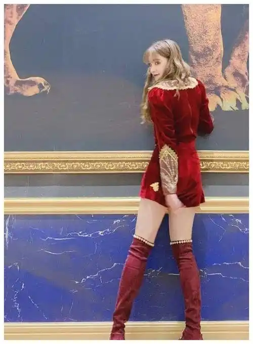 宋雨琦的脚是那块肉脚型的,她穿着短裙扭来扭去的时候,小编应该也很