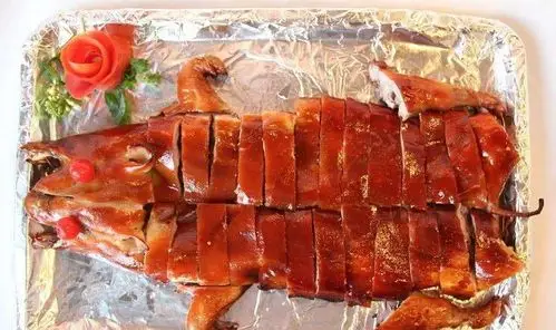 烤乳猪大家都耳熟能详吧可是你会做烤乳猪吗下面就来教你