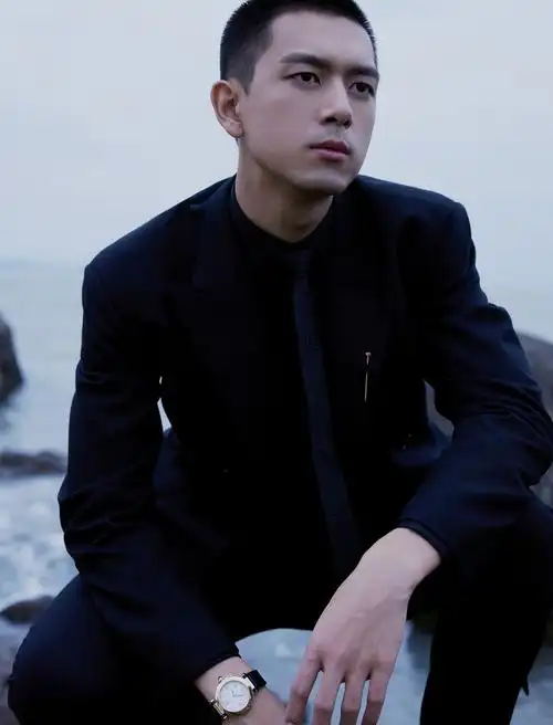 李现allblack造型硬朗绅士海边写真充满意境美
