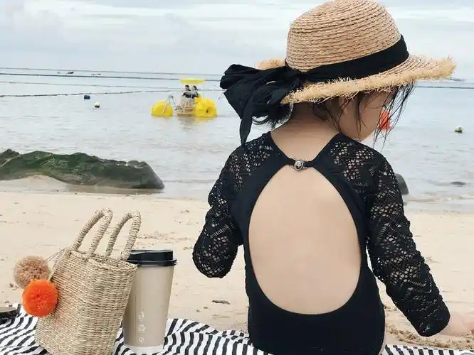 韩国亲子泳衣中小童女童防晒长袖连体蕾丝泳衣女度假露背母女泳衣