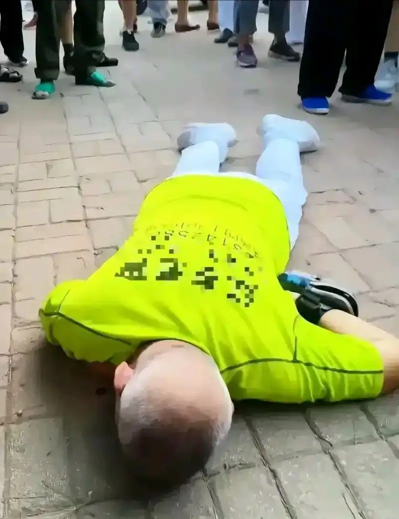 近日,网传一暴走团大叔突然晕倒在路边,围观群众站在离大叔几米开外的