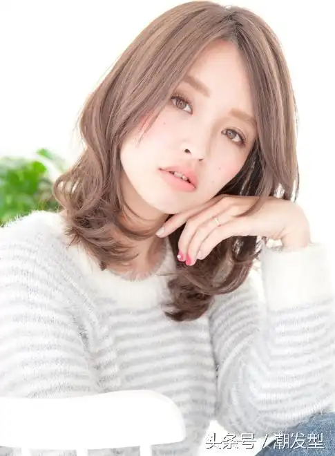 勾勒出完美的脸型,打造出独有的气质来,黑色的头发也显得清新自然