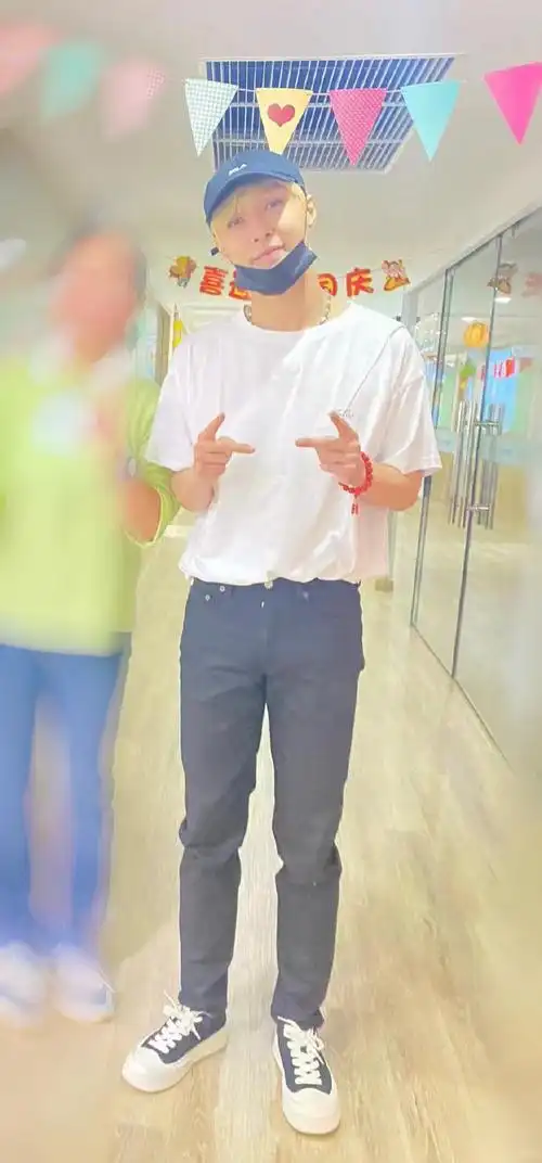 231009|更新张艺兴青聪泉相关合照捕捉到小寿兴最新合照,原来是艺兴又