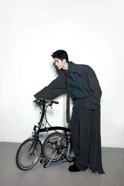 刘昊然露额头了##巴黎世家大秀