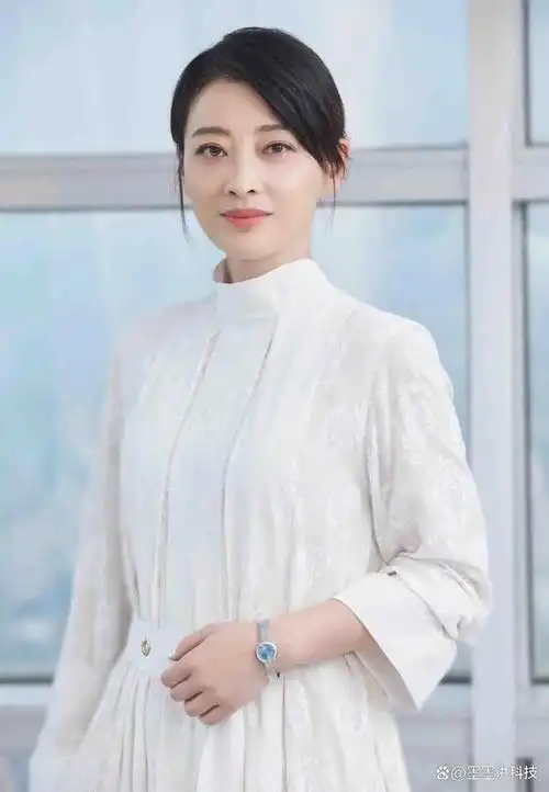 梅婷和鄢颇已经离婚16年了如今他们的生活差距简直太大