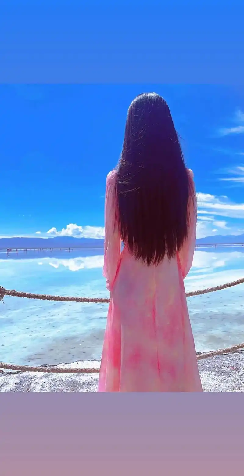 这位美女长发及腰,背影太漂亮了,一看就是我朋友喜欢的类型!