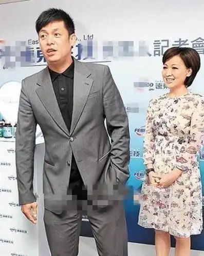 曾宝仪妈前男友曝新恋情与短发美女当街挽手,曾与宝妈吃面aa制