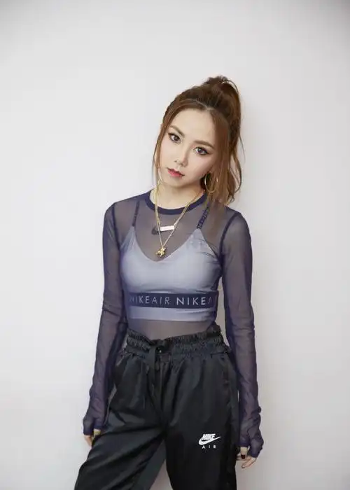 邓紫棋身穿黑色透明上衣,格外迷人_高清图集_新浪网