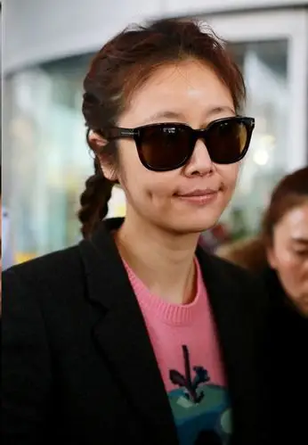 林心如素颜现身春晚现场,扎双马尾扮嫩,没化妆皮肤松弛老成大妈