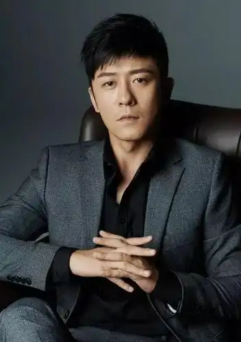 亲妈是导演干妈也是导演18年都没能捧红他改名后成功出圈