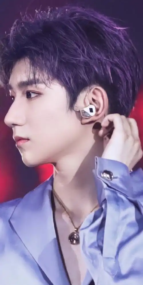 王源新发色正脸照