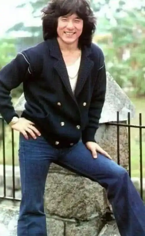 看看成龙大哥早期的服饰,网友:都是女装_手机搜狐网