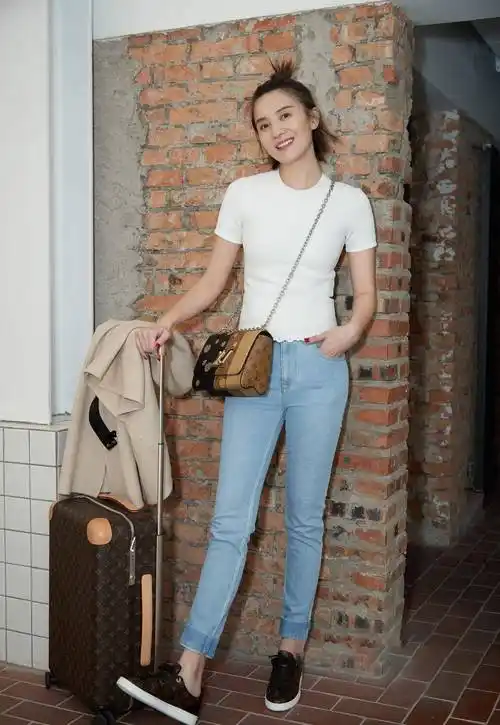 原创39岁宋佳很大胆穿白衬衣故意解开3个扣子露出黑色内搭真诱人