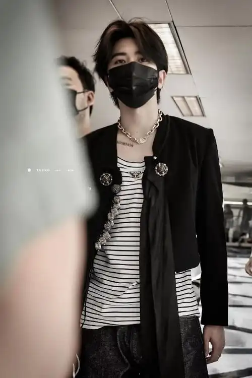 蔡徐坤锁骨贴纹身##蔡徐坤锁骨贴字