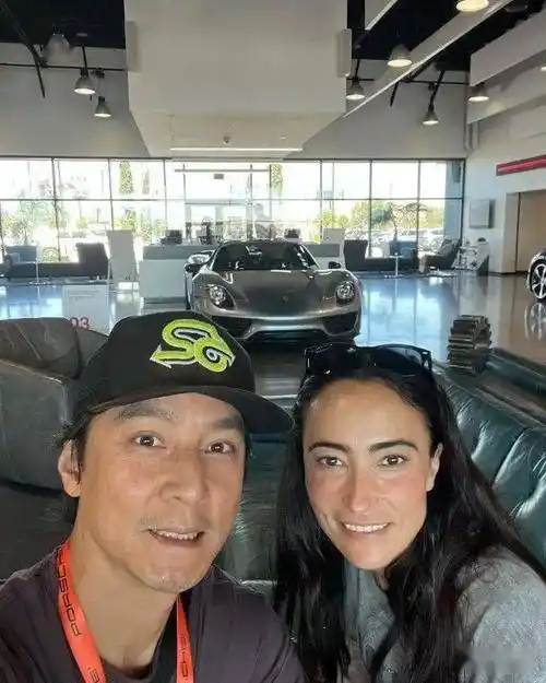 吴彦祖罕晒恩爱同老婆庆生 感恩陪足21年_生日_连锁_lisa