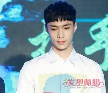 男生盖头两边抹去图片 半锅盖头发型男图片(2)