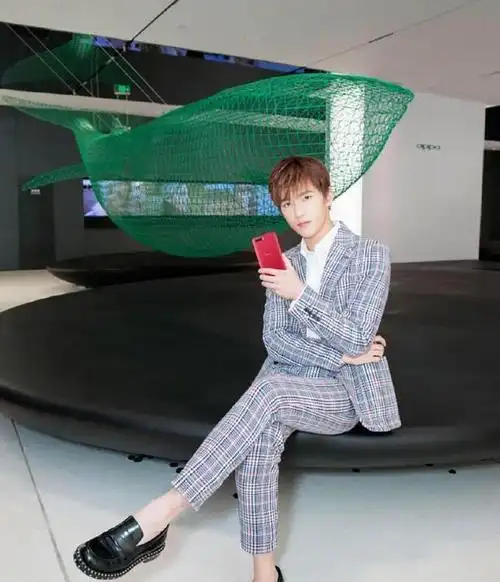 杨洋穿紧身衣现身发布会腿太粗暴露敏感部位主持人的眼神亮了