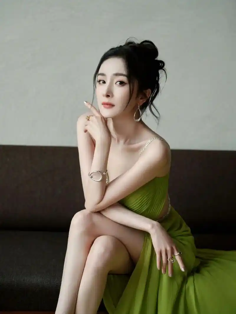 杨幂有种不顾我死活的美##杨幂绿色闪钻吊带裙#   杨幂v - 抖音