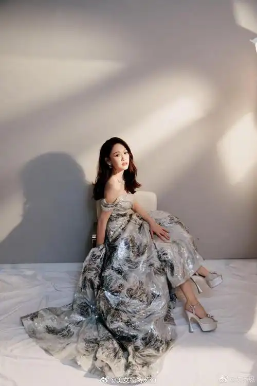 陈乔恩一袭水墨色亮片长裙 露香肩锁骨气质性感大方