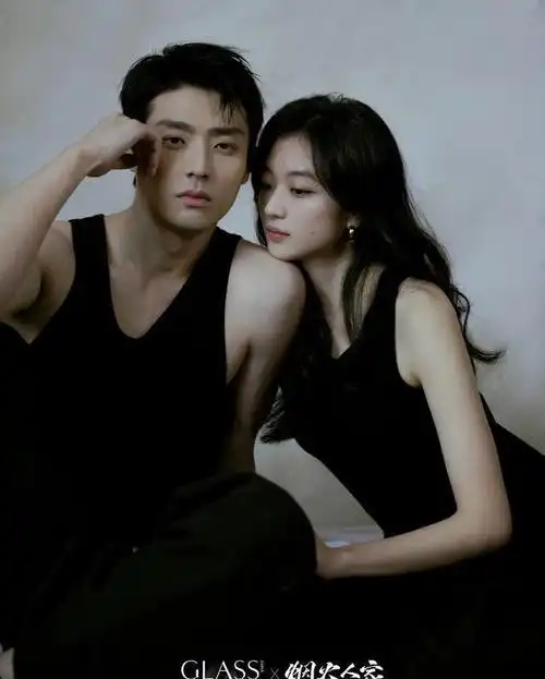 孙千陈靖可居家大片两人穿背心深情依偎暧昧撩人cp感拉满