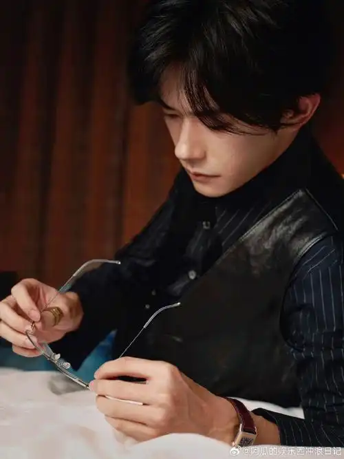 易烊千玺只需略施小计#易烊千玺的手简直是仙品!