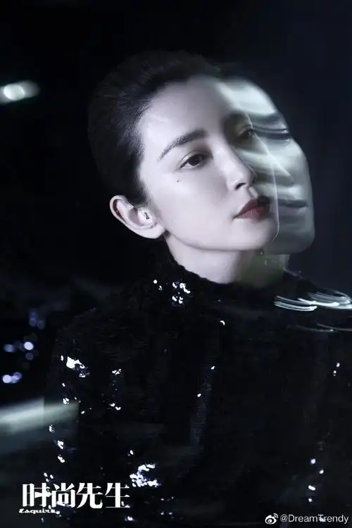 x 时尚先生丨开年封画面中李冰冰半遮面,眼神坚定有力,收腰黑皮衣性感