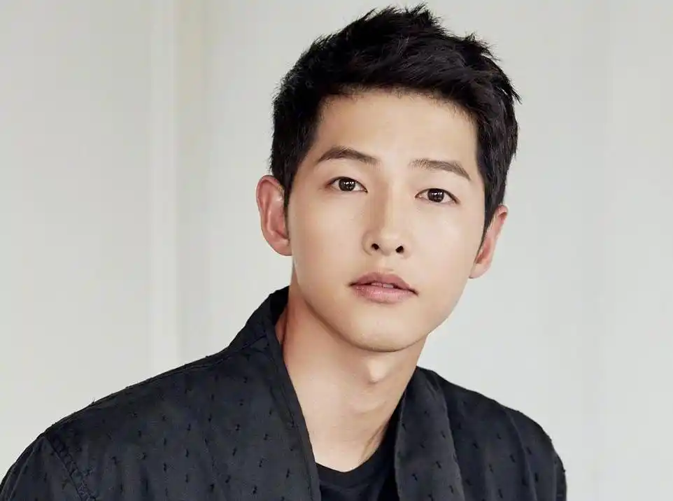 宋仲基最新视频曝光,剪了一头清爽短发,身穿西装大秀好身材