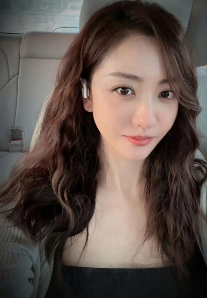 杨蓉晒上班开工自拍,去剧组的路上心情不错,烫了卷发显得头发更多了