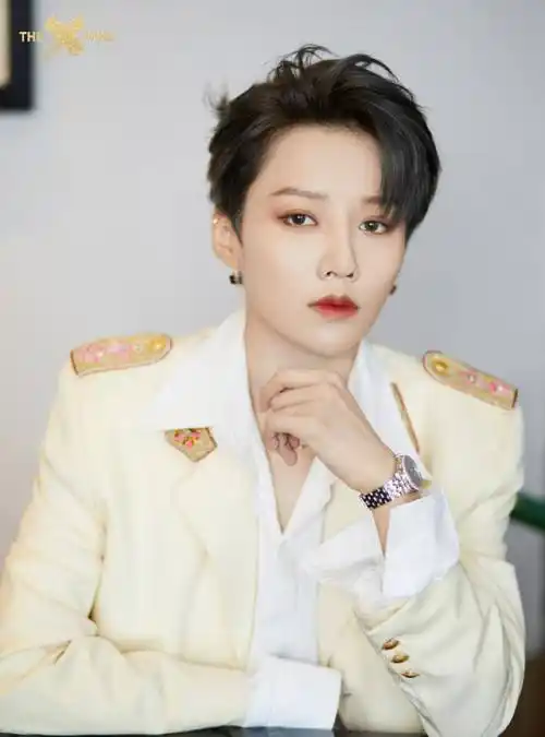 the9刘雨昕米色西装又帅又飒,采访透露接下来活动,资源超好_节目_舞蹈