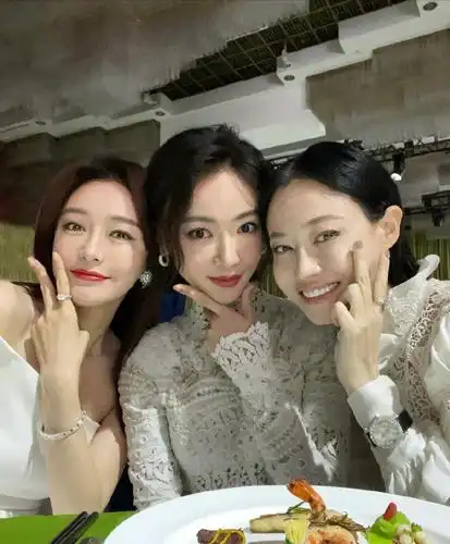 秦岚吴谨言和谭卓晒出三人现场合影照片