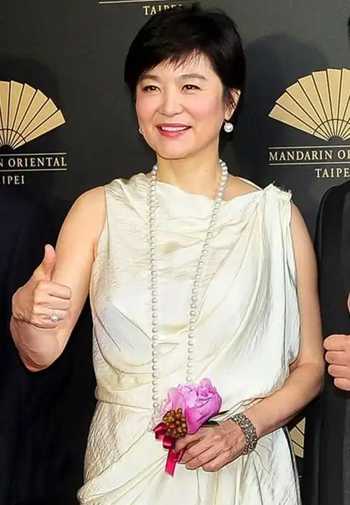 林青霞真老了穿白裙身材明显发福手上的青筋完全暴露年龄