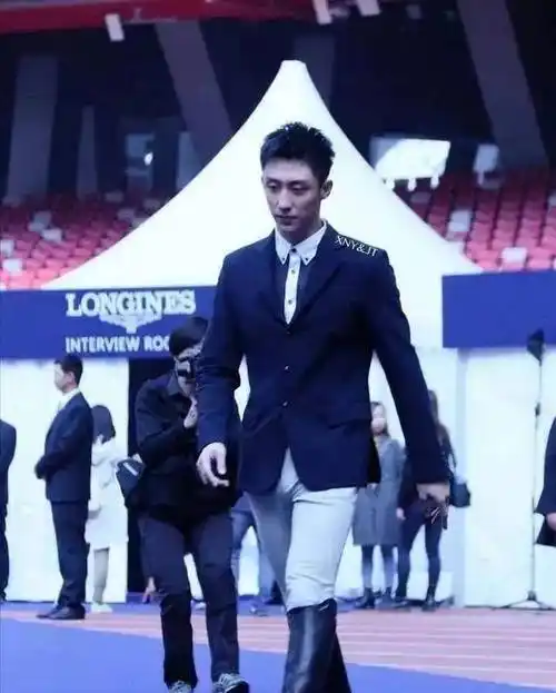 原创黄景瑜最新视频网上火了穿修身裤尽显大长腿魅力