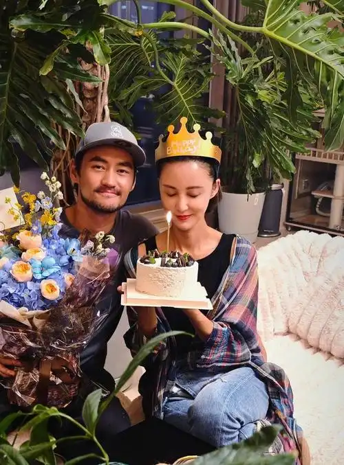 张歆艺和儿子温馨为袁弘庆生,一家三口甜蜜合影传递幸福气息